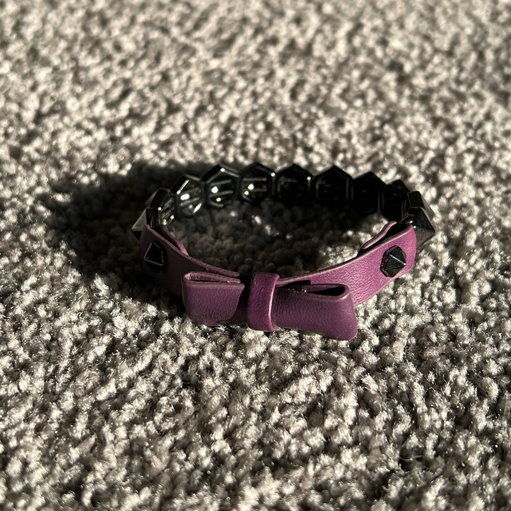 Pull-on stud bracelet with bow